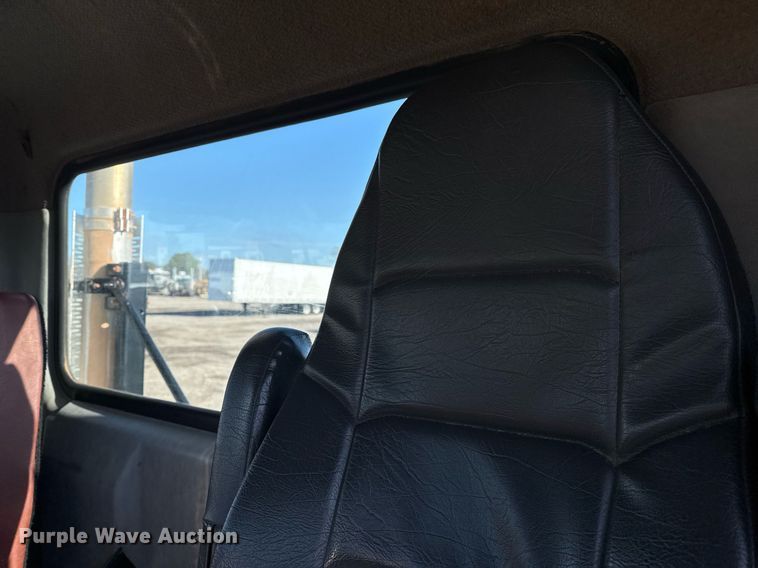 image for item EG2228 2013 Mack CHU613 semi truck