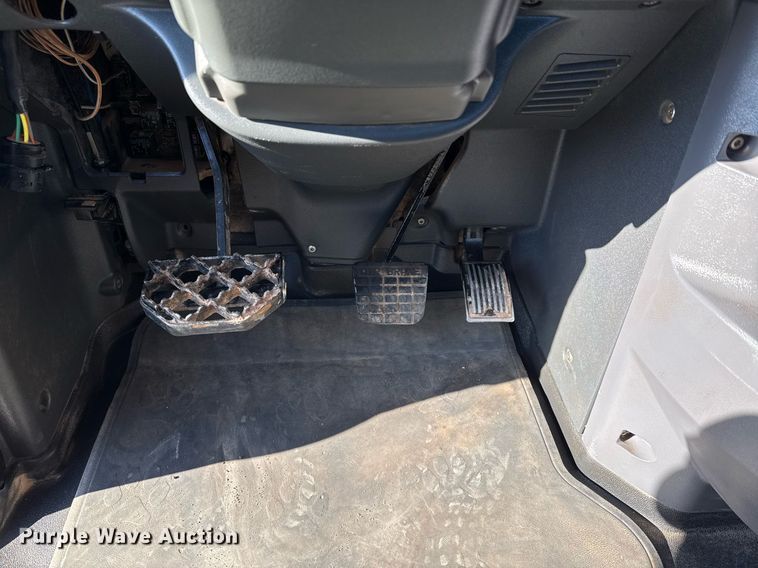 image for item EG2228 2013 Mack CHU613 semi truck