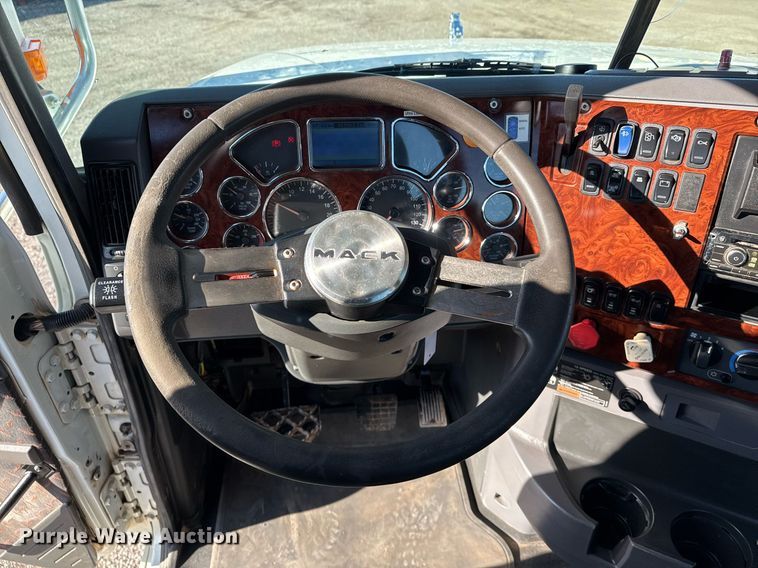 image for item EG2228 2013 Mack CHU613 semi truck