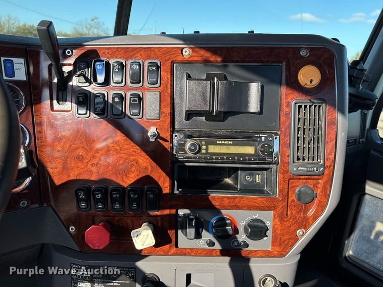 image for item EG2228 2013 Mack CHU613 semi truck