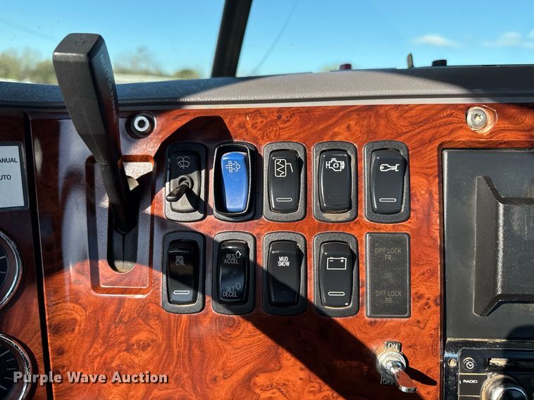 image for item EG2228 2013 Mack CHU613 semi truck