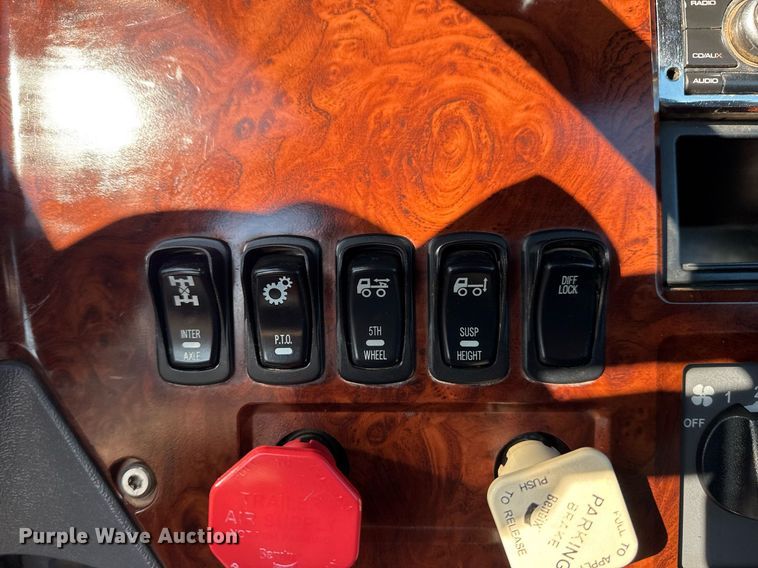 image for item EG2228 2013 Mack CHU613 semi truck