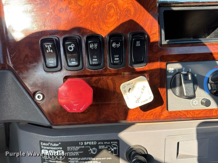 image for item EG2228 2013 Mack CHU613 semi truck