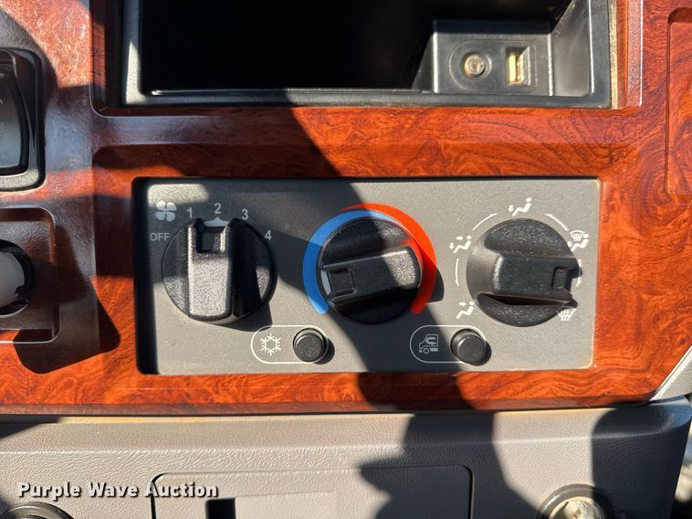 image for item EG2228 2013 Mack CHU613 semi truck