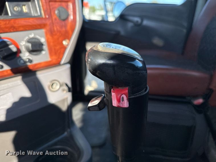 image for item EG2228 2013 Mack CHU613 semi truck