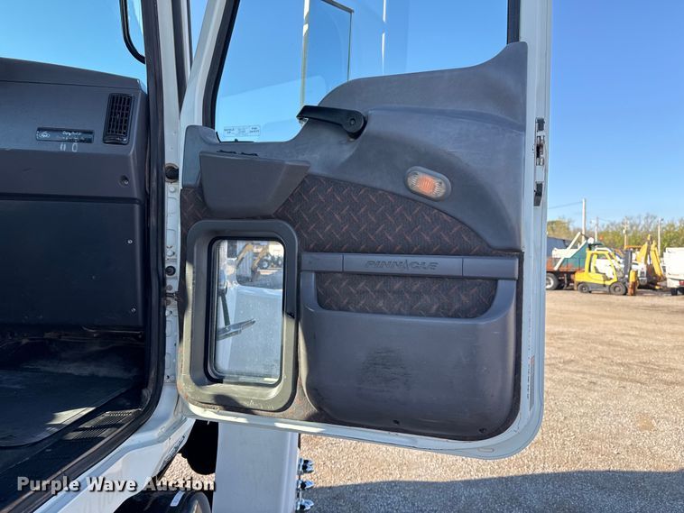 image for item EG2228 2013 Mack CHU613 semi truck