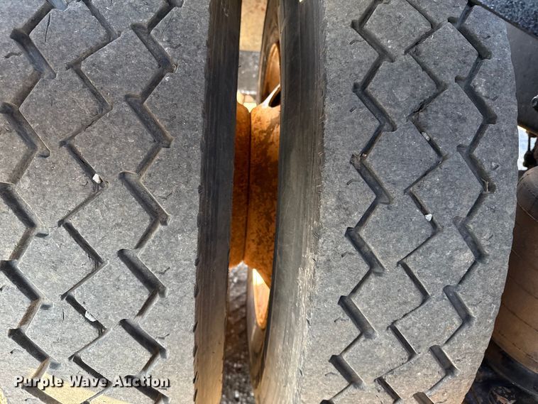 image for item EG2228 2013 Mack CHU613 semi truck