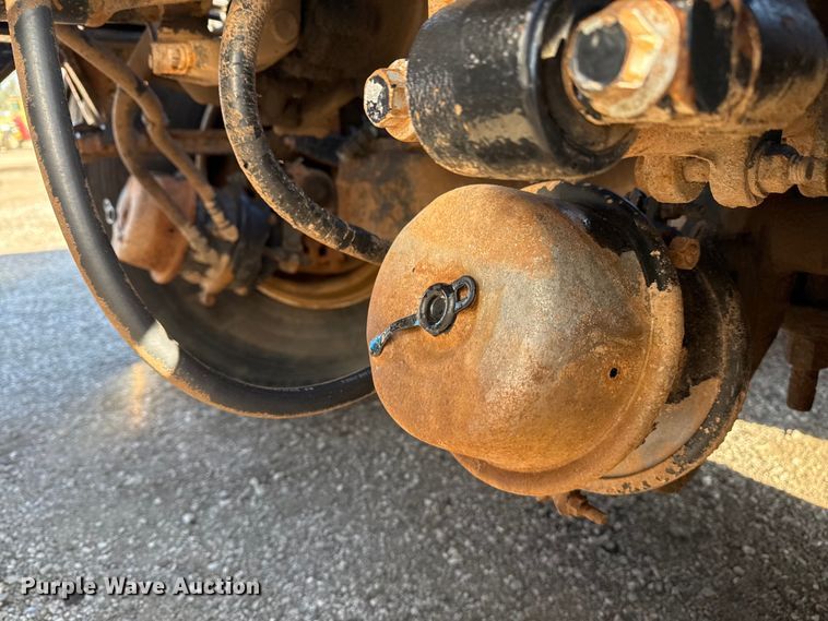 image for item EG2228 2013 Mack CHU613 semi truck