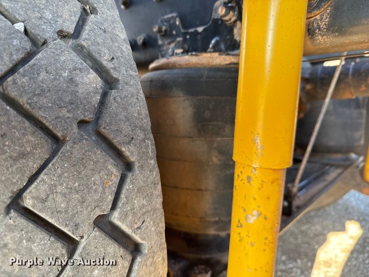 image for item EG2228 2013 Mack CHU613 semi truck