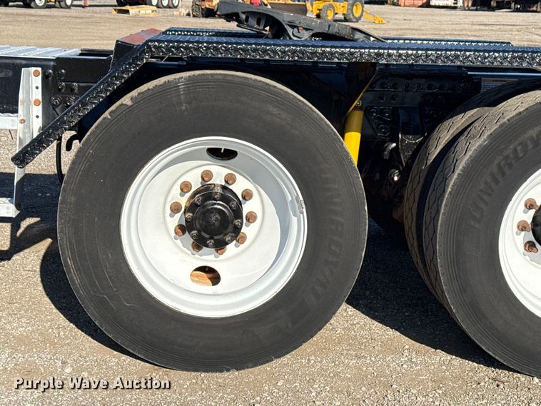 image for item EG2228 2013 Mack CHU613 semi truck