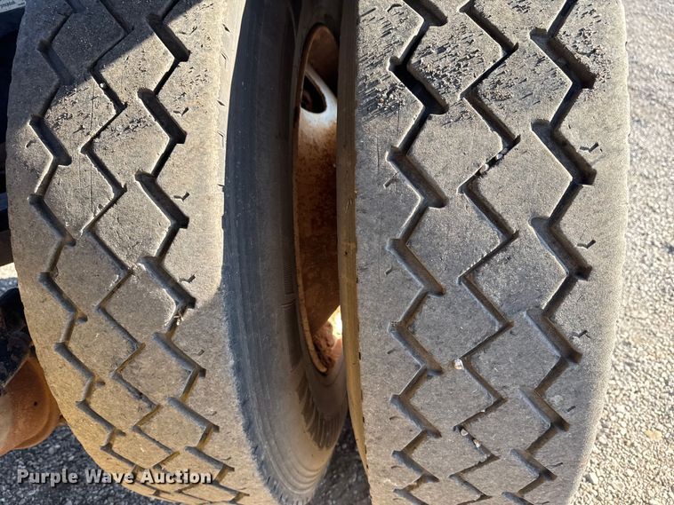 image for item EG2228 2013 Mack CHU613 semi truck