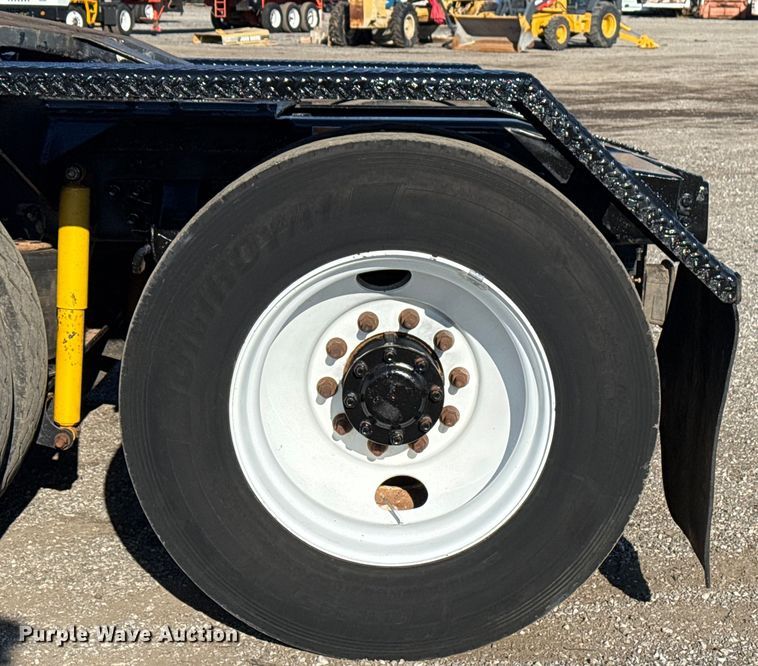 image for item EG2228 2013 Mack CHU613 semi truck