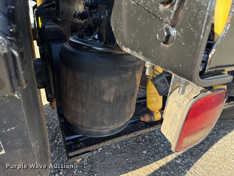 image for item EG2228 2013 Mack CHU613 semi truck