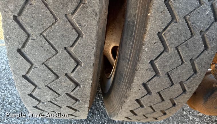 image for item EG2228 2013 Mack CHU613 semi truck