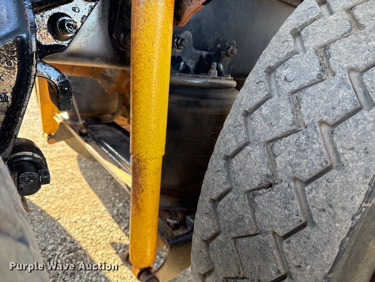 image for item EG2228 2013 Mack CHU613 semi truck