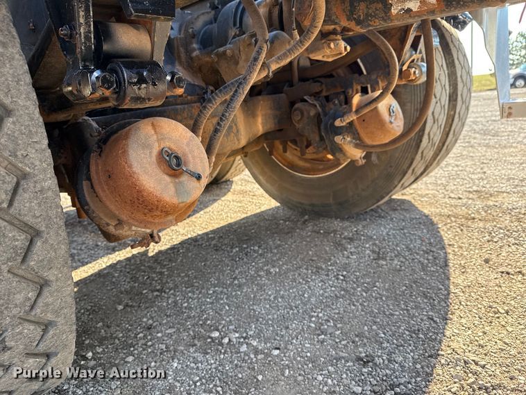 image for item EG2228 2013 Mack CHU613 semi truck