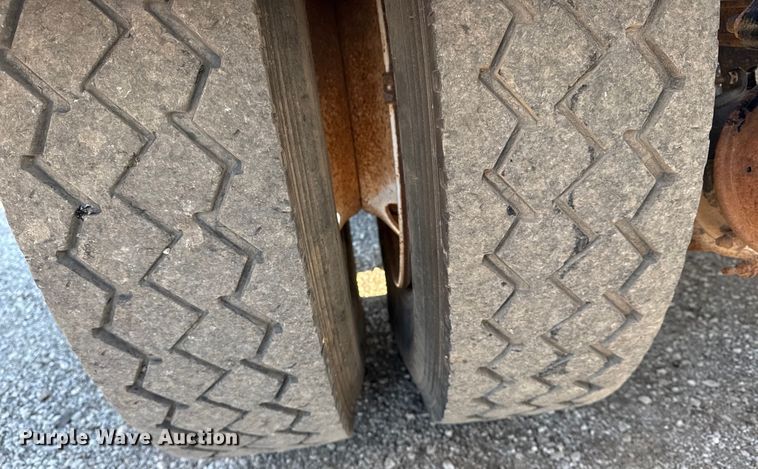 image for item EG2228 2013 Mack CHU613 semi truck