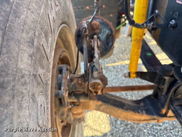 image for item EG2228 2013 Mack CHU613 semi truck