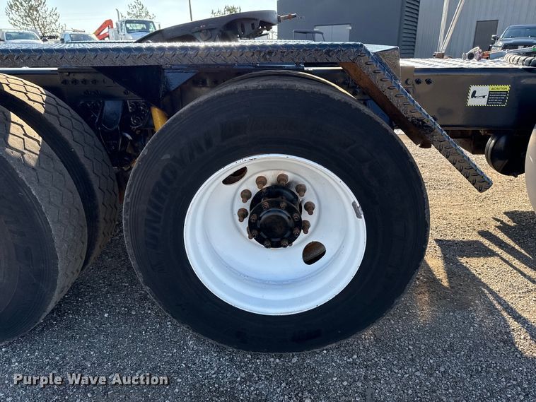 image for item EG2228 2013 Mack CHU613 semi truck