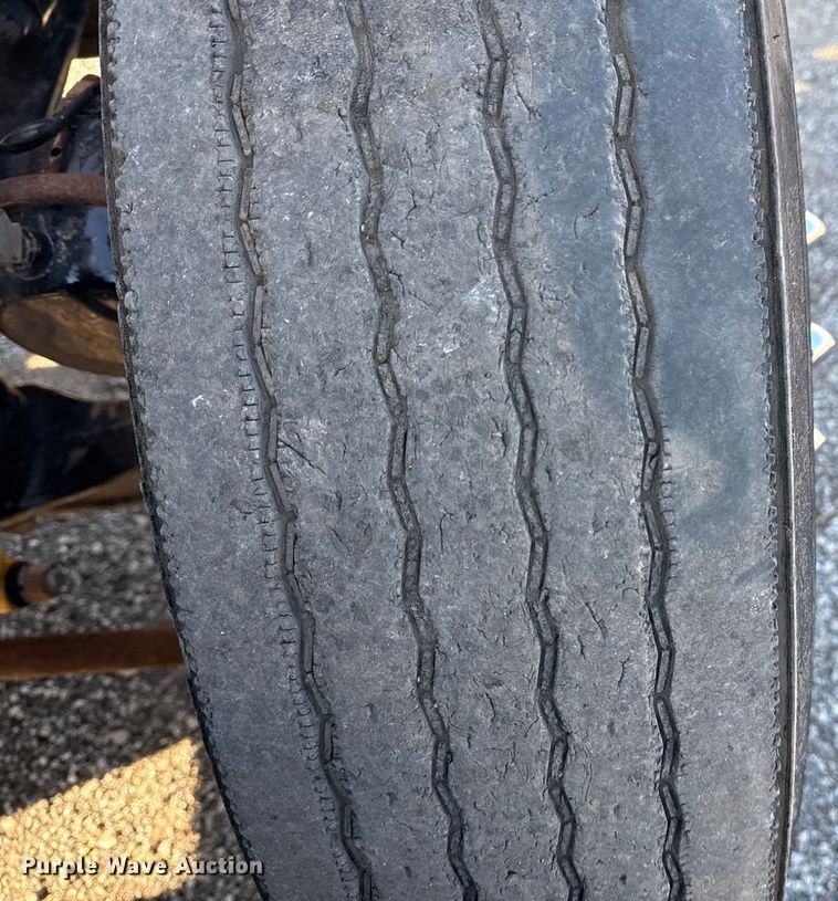 image for item EG2228 2013 Mack CHU613 semi truck