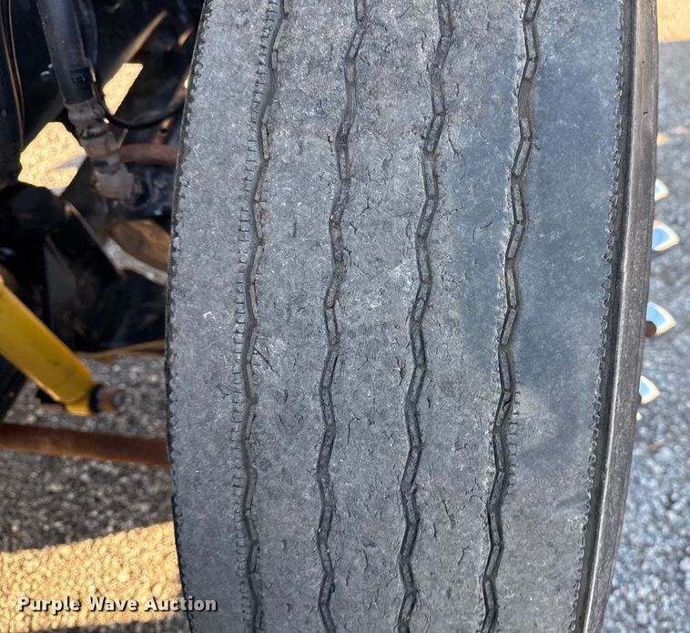 image for item EG2228 2013 Mack CHU613 semi truck