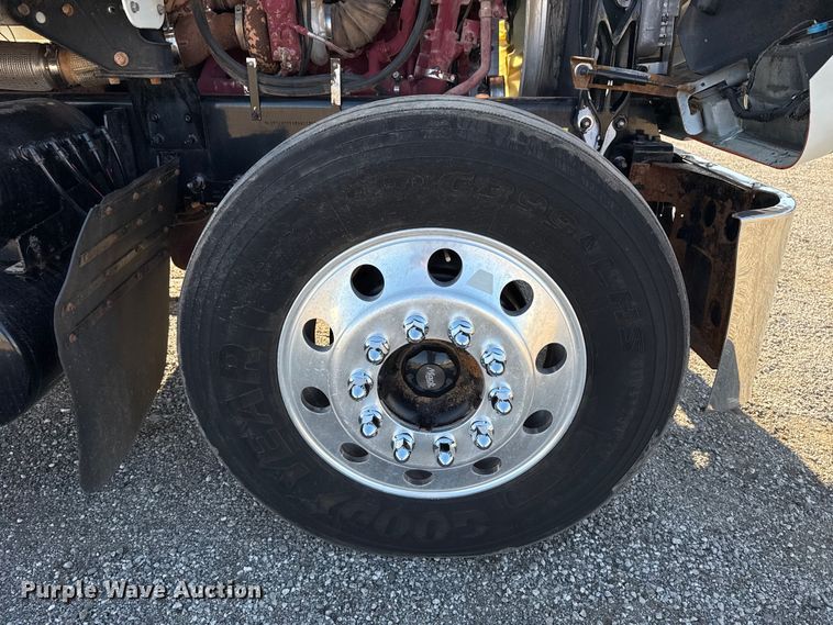 image for item EG2228 2013 Mack CHU613 semi truck