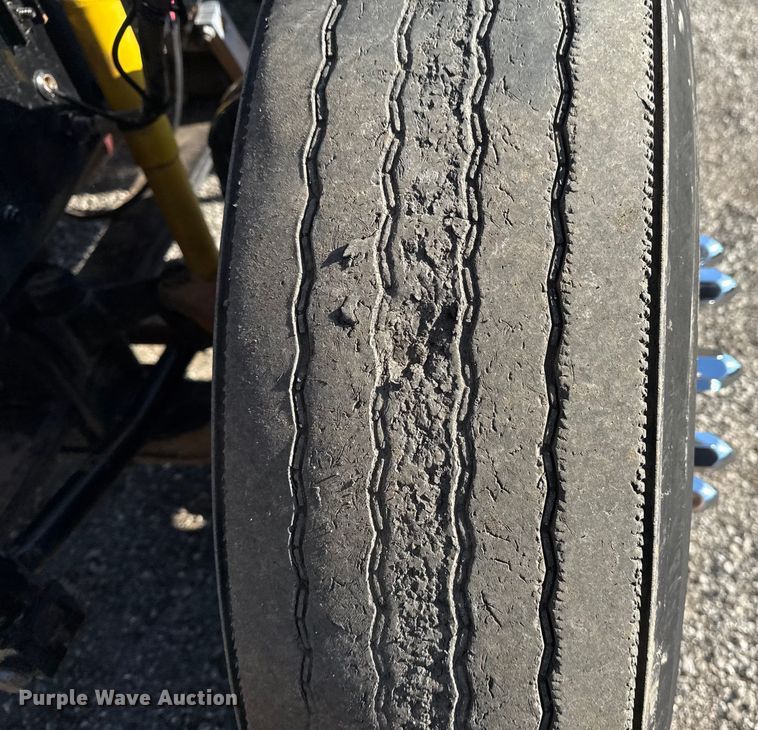 image for item EG2228 2013 Mack CHU613 semi truck