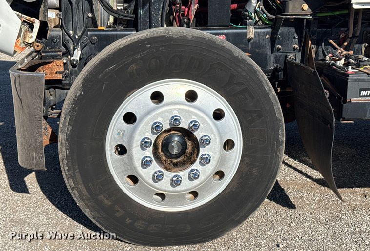 image for item EG2228 2013 Mack CHU613 semi truck