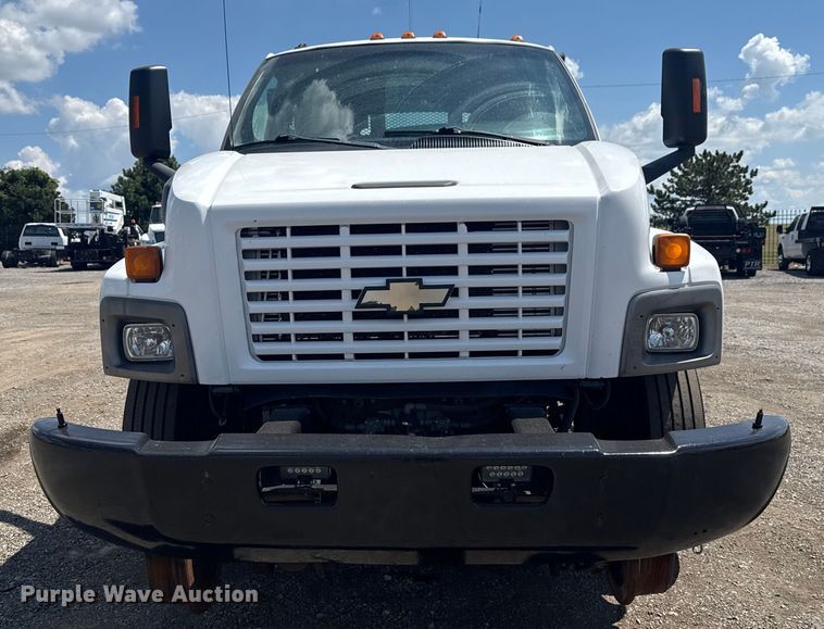 image for item EG6165 2006 Chevrolet C7500 crane truck
