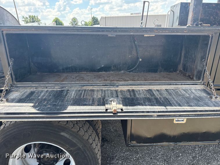 image for item EG6165 2006 Chevrolet C7500 crane truck