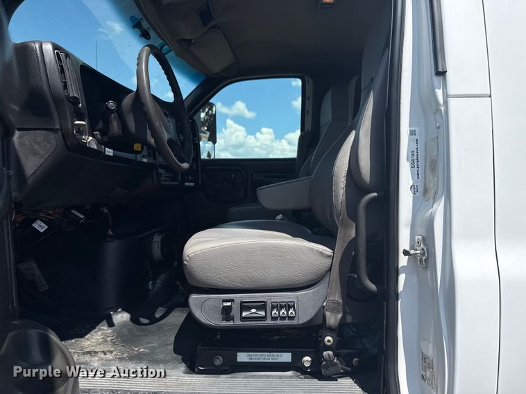 image for item EG6165 2006 Chevrolet C7500 crane truck