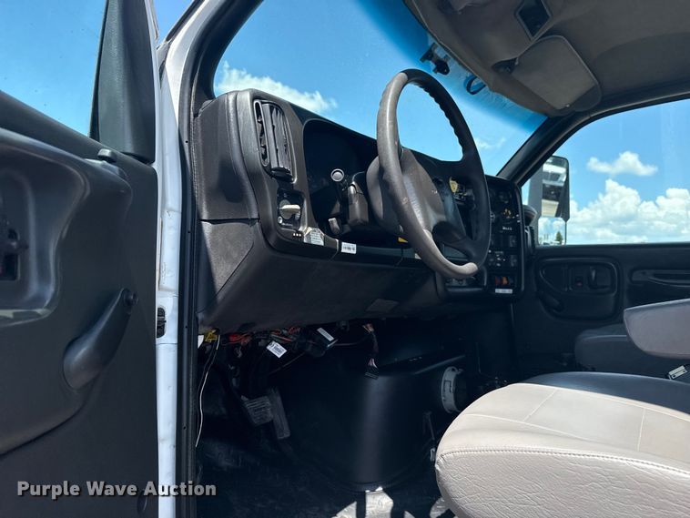 image for item EG6165 2006 Chevrolet C7500 crane truck