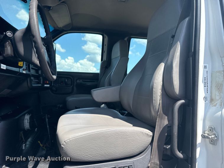 image for item EG6165 2006 Chevrolet C7500 crane truck