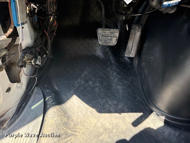 image for item EG6165 2006 Chevrolet C7500 crane truck