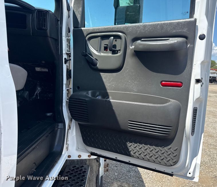 image for item EG6165 2006 Chevrolet C7500 crane truck