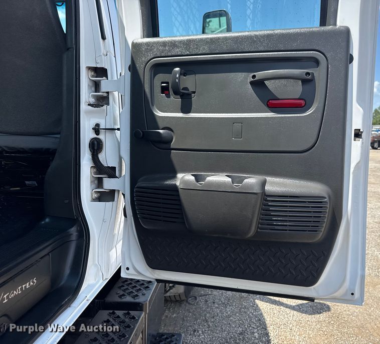 image for item EG6165 2006 Chevrolet C7500 crane truck