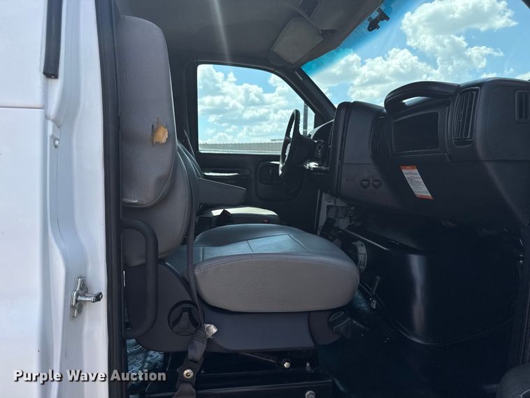 image for item EG6165 2006 Chevrolet C7500 crane truck