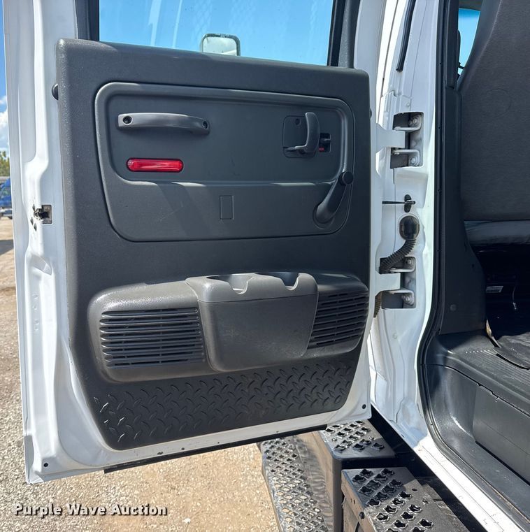 image for item EG6165 2006 Chevrolet C7500 crane truck