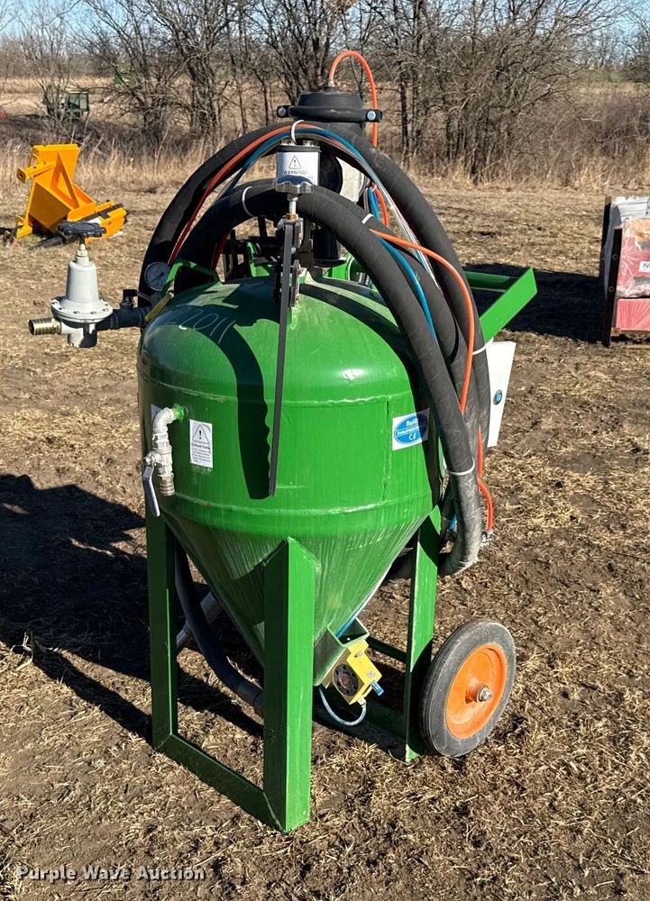 image for item EN0228 Dustless blasting pot