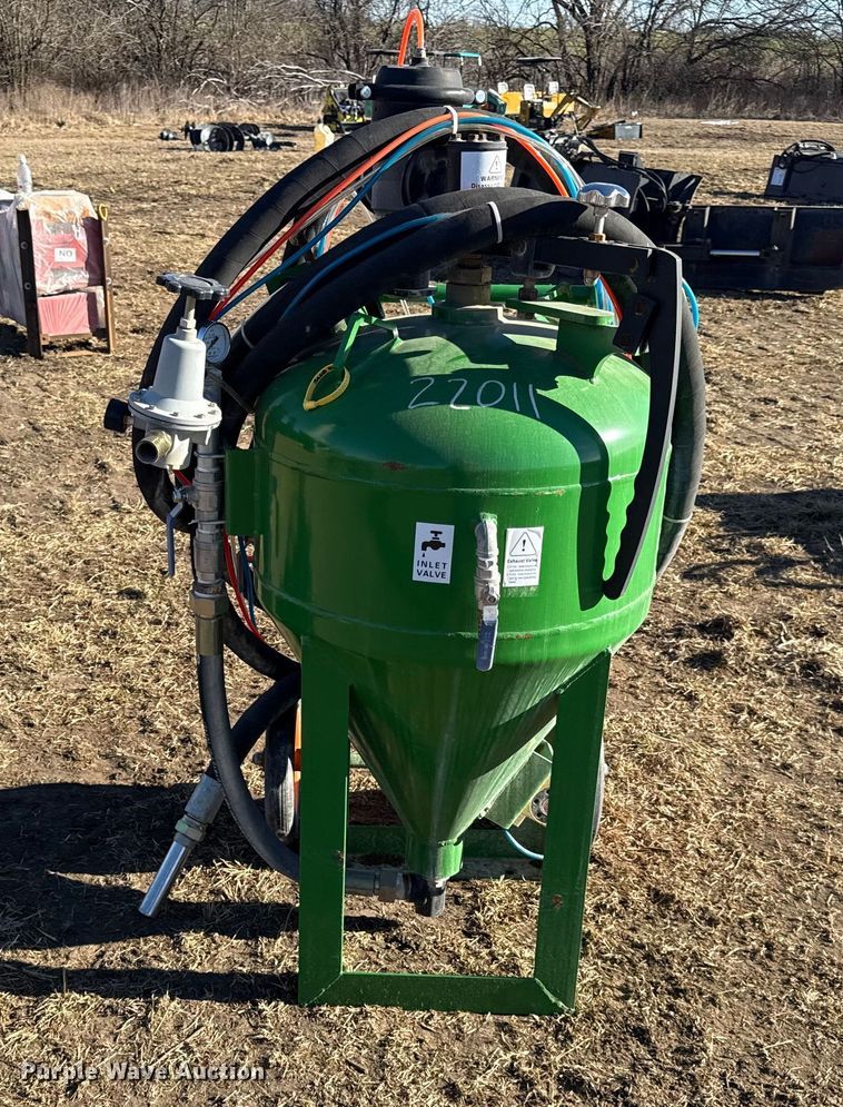 image for item EN0228 Dustless blasting pot