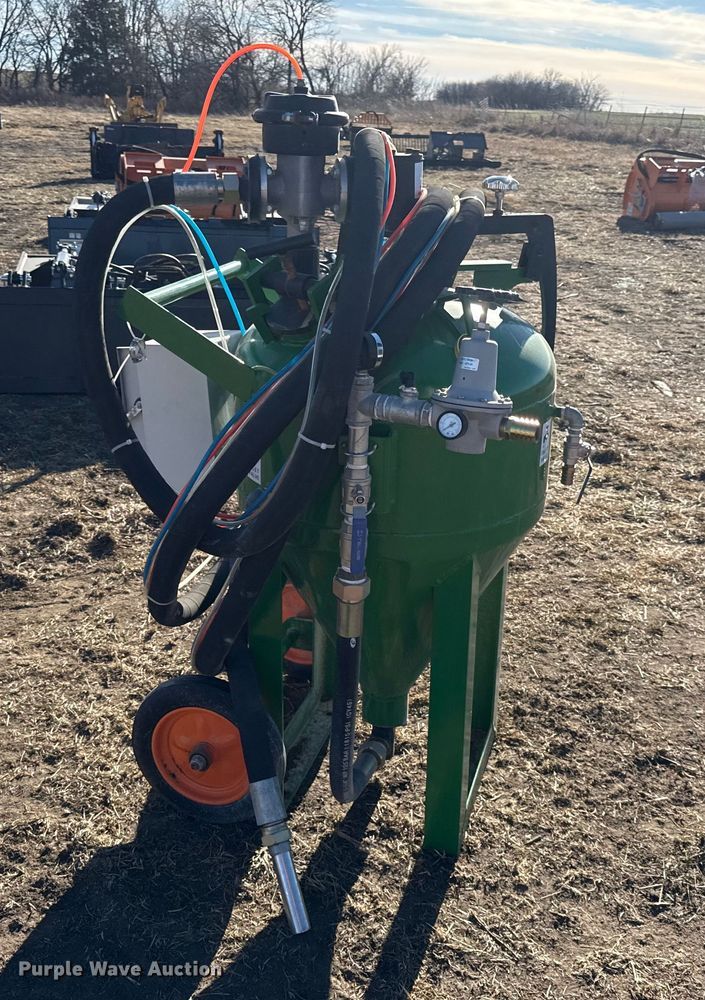 image for item EN0228 Dustless blasting pot