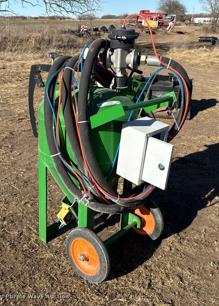 image for item EN0228 Dustless blasting pot