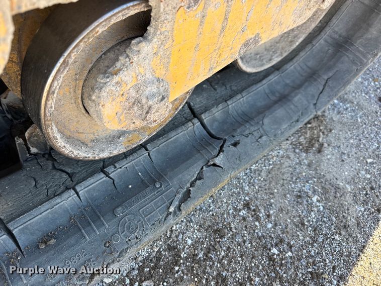 image for item EN0871 2017 Caterpillar 239D tracked skid steer loader