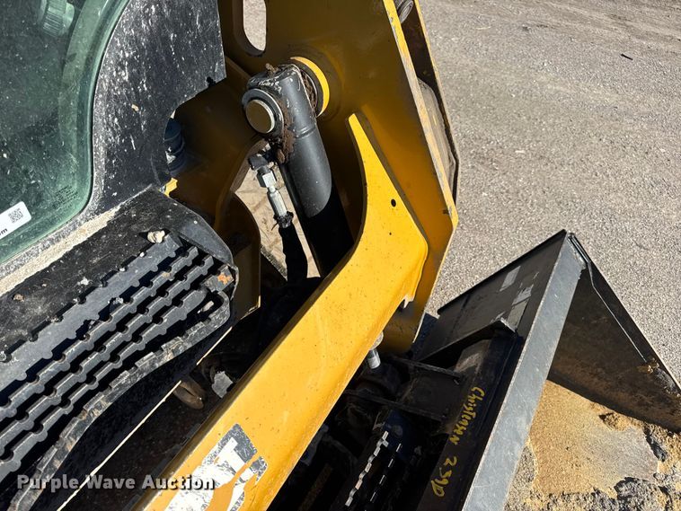 image for item EN0871 2017 Caterpillar 239D tracked skid steer loader