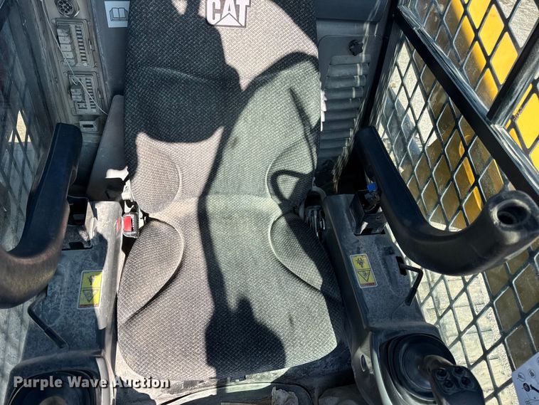 image for item EN0871 2017 Caterpillar 239D tracked skid steer loader