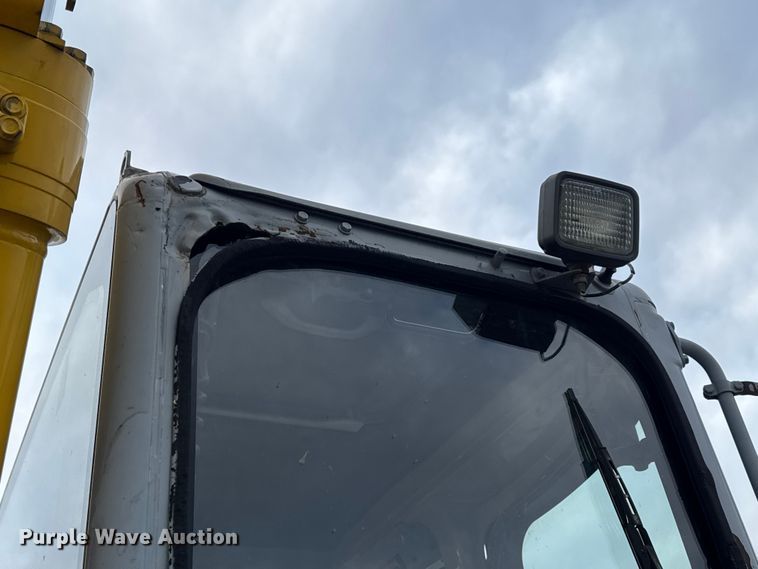 image for item EN0876 2000 Komatsu PC228USLC excavator