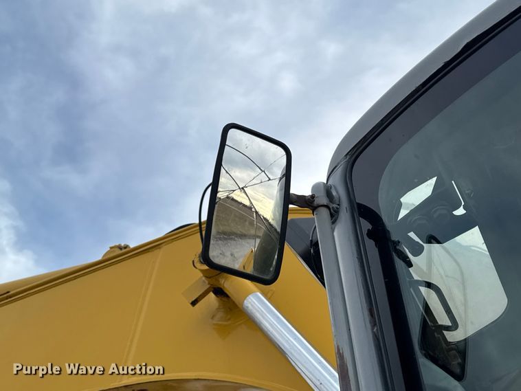 image for item EN0876 2000 Komatsu PC228USLC excavator