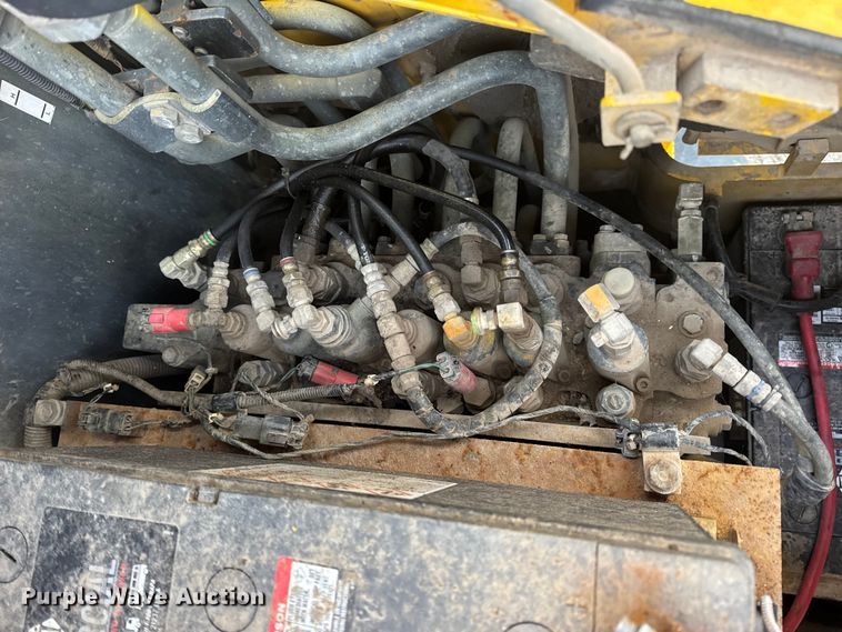 image for item EN0876 2000 Komatsu PC228USLC excavator