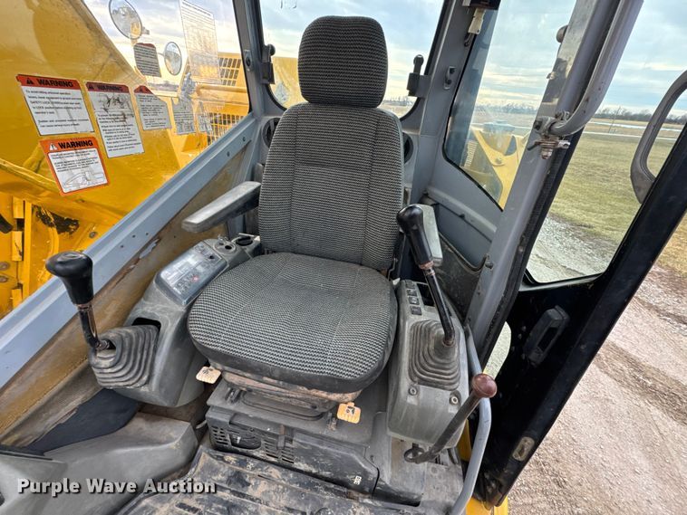 image for item EN0876 2000 Komatsu PC228USLC excavator