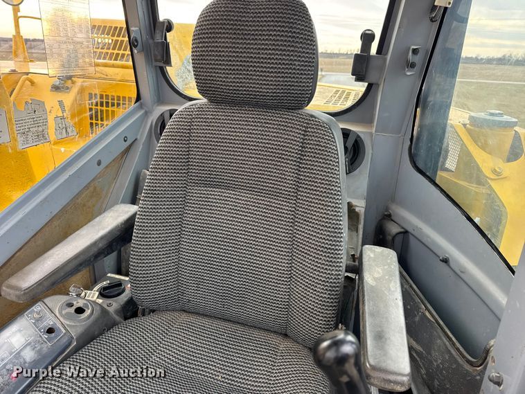 image for item EN0876 2000 Komatsu PC228USLC excavator